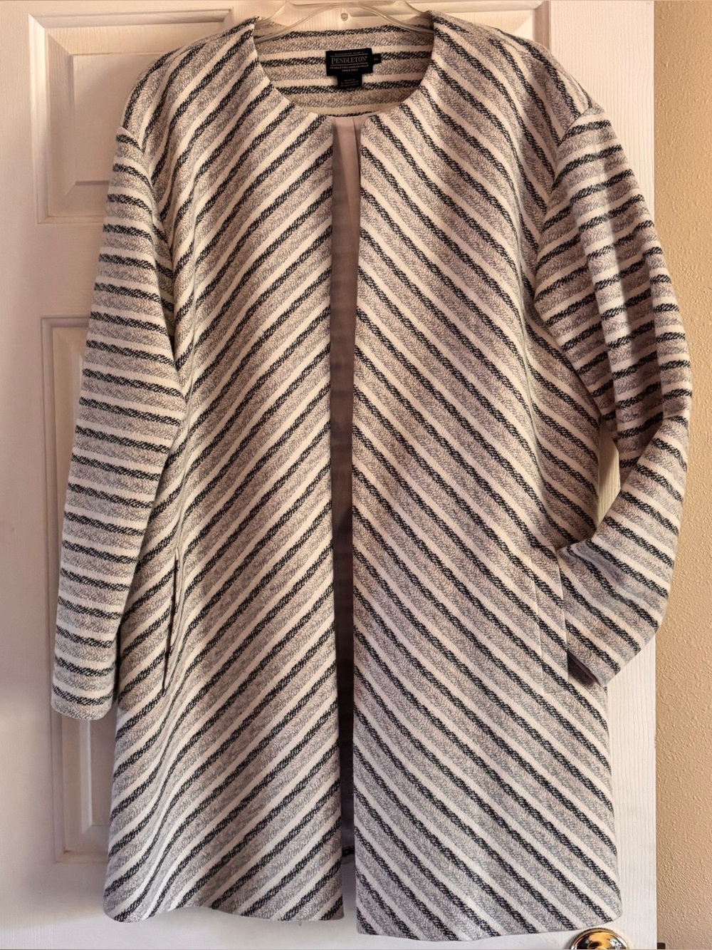 XLPendleton Cream and Black Diagonal Stripe Open Front Coat, Lined, Lambs Wool